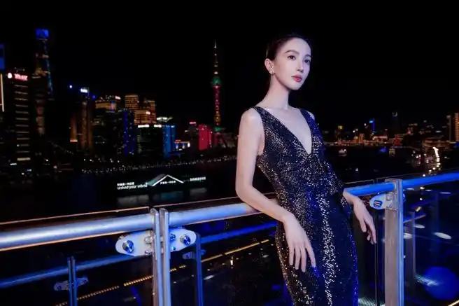 金晨深v黑色镶钻裙##金晨盘发气质