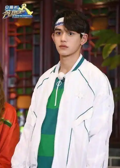 黄旭熙曾参加过《奔跑吧》录制,他和宋雨琦都是在韩务工人员.