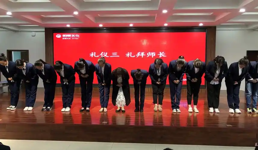 王朝霞校长和各位老师感恩学生的尊敬和信任,用深深的鞠躬表达