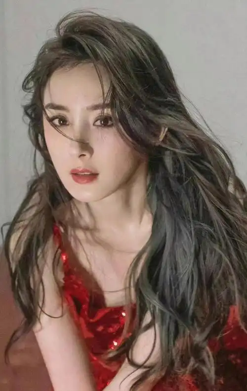 对于拥有高颜值的杨幂来说,是尝试过很多不同颜色的染发,而且每一种