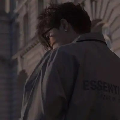 整理的精美可爱男生头像集锦,图片中的帅哥带着一副帅气的黑框眼镜