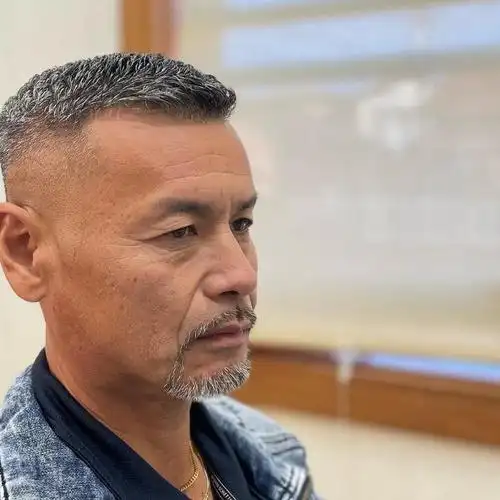 两侧铲短发型真帅气不论胖瘦都适合白发大叔剪完大不一样