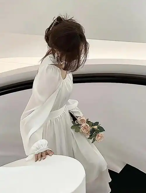 白裙子是什么意思,白裙子的意思(女人夏天穿小白裙搭配什么上衣和鞋子