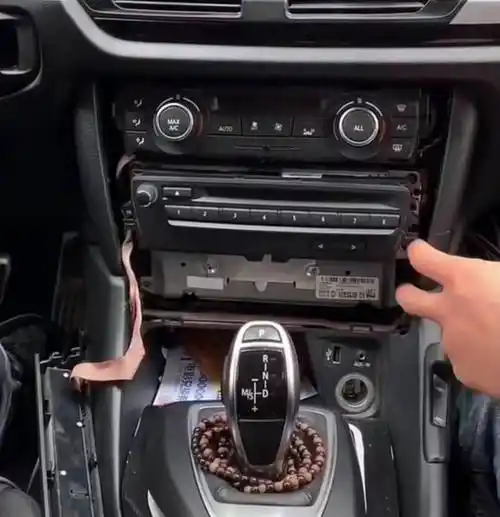 智马力宝马x1无线carplay模块无线hicar模块09年-15年无损教程_主机