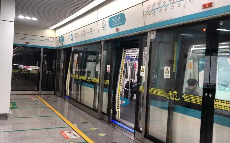 杭州地铁5号线040号车大运河往金星方向出站