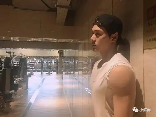 这腹肌小鲜肉要火的节奏?_朱致灵