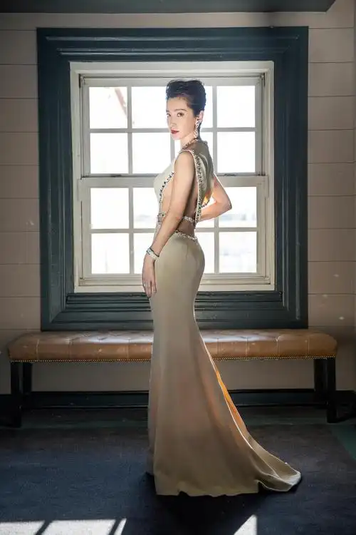 明星爱大牌:李冰冰亮相《巨齿鲨》美国首映 曳地礼服优雅端庄