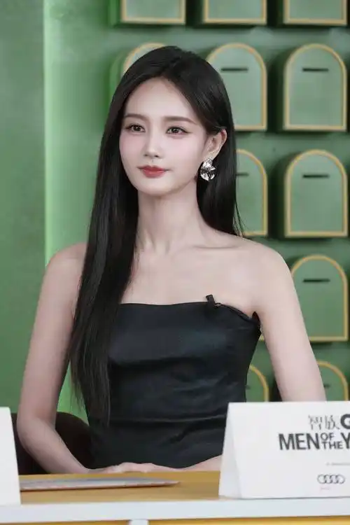 李一桐时尚造型写真:芳华绝代,靓丽青春