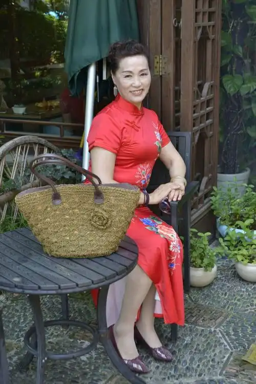 她们用自己独特的魅力诠释了百年国粹的古典美,也充分展示了中老年