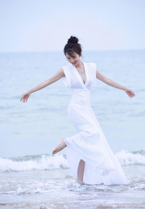 李念穿衣挺有心机的,身材娇小穿大v领的裙子却不违和,很有韵味