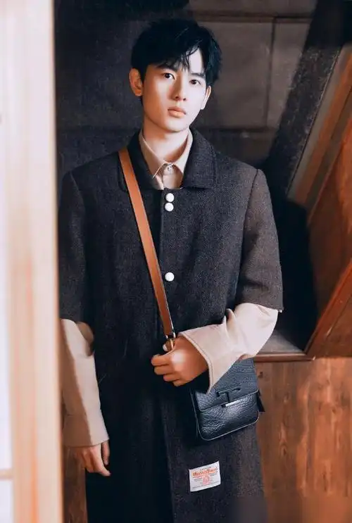 正经起来的胡先煦颇有世家少爷的风范眼神笃定青春又有活力