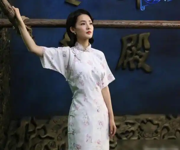 李沁饰演林徽因,民国旗袍装很有韵味,书卷气满满!