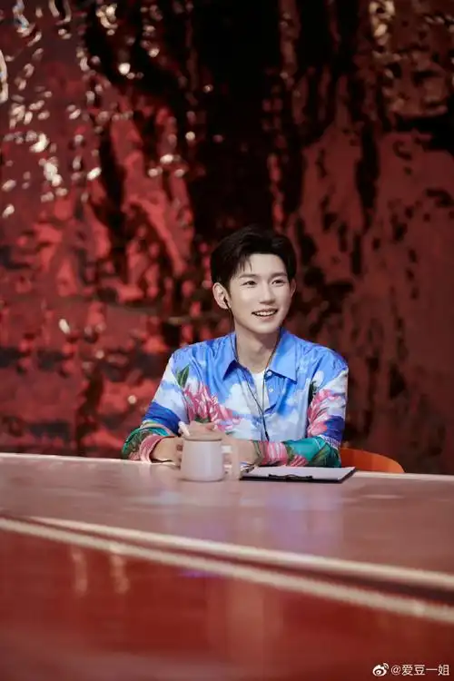 王源的喉结##王源蓝底花衬衫