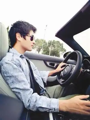 韩寒晒戴墨镜开车照网友失明少年圆摸车梦图