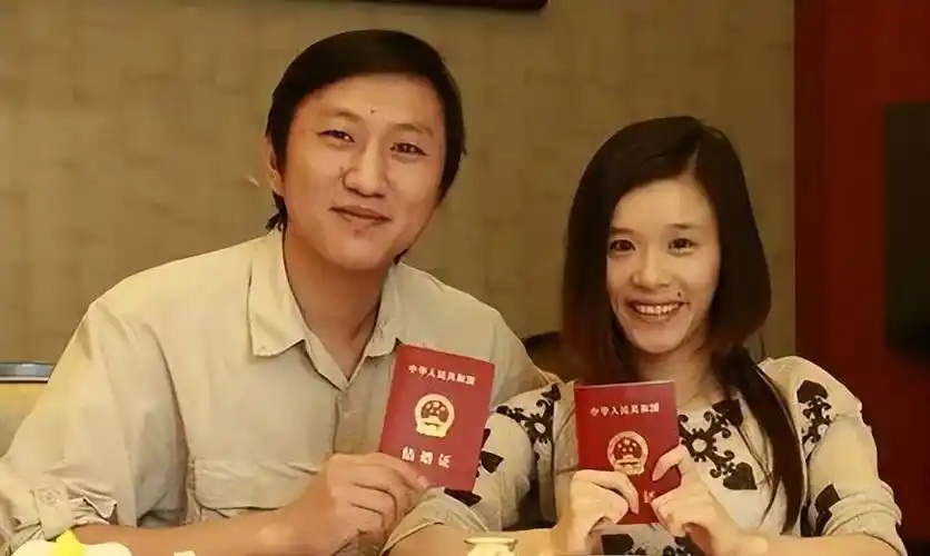 而在他良好形象的背后,殷实的家境,不菲的个人资产,更是引起了公众的