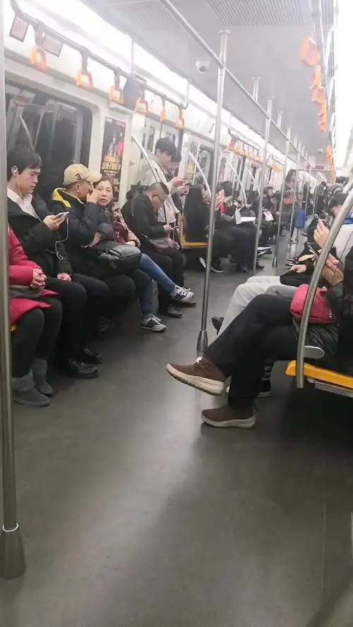 地铁里的低头族