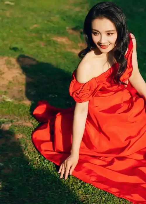 孙茜穿多巴胺,红色连衣裙显得优雅明亮,温暖又温柔_姐姐_造型_阳光