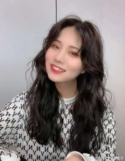 而法式烫则是一种既甜美又成熟的发型,简单易打理,让你轻松拍出时尚