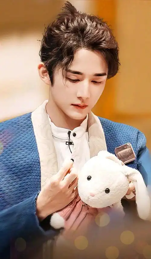 张新成的那些帅气穿搭,不知道有没有迷倒你呢?儒雅中不乏贵气感