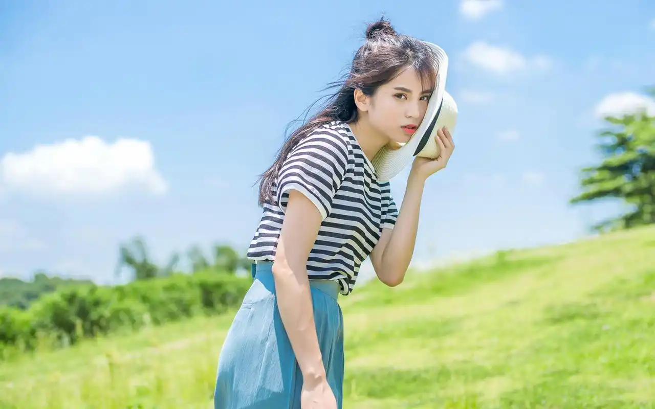 小清新可爱美女户外阳光唯美桌面壁纸图片大全