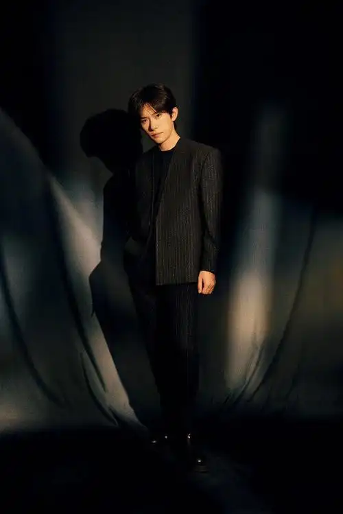 易烊千玺竖纹西装造型优雅帅气!质感满满,有被西装千玺苏到