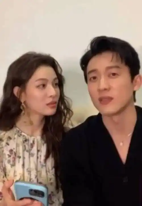 钟楚曦与绯闻男友合体,在线看剧中老公难耐饥渴与大妈滚床单!