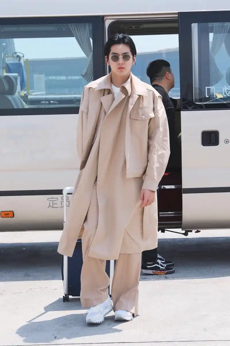吴亦凡现身机场,同色系搭配大气优雅,这身风衣不好撑