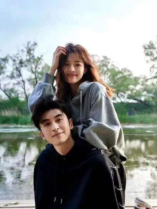 明星春节秀恩爱:井柏然刘雯逛动物园接地气,钟楚曦侯雯元粘一起__财经