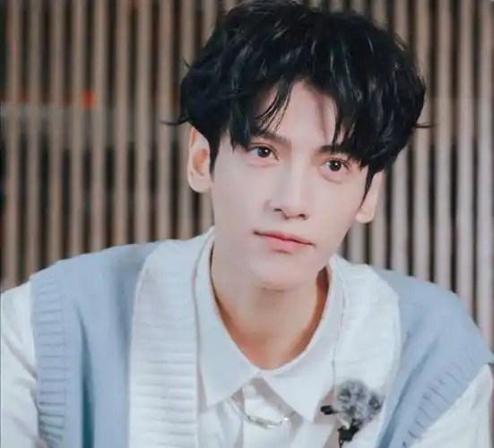 罗云熙情人节"敷衍"粉丝,晒自拍还嘟嘴卖萌,这也太可爱了吧!