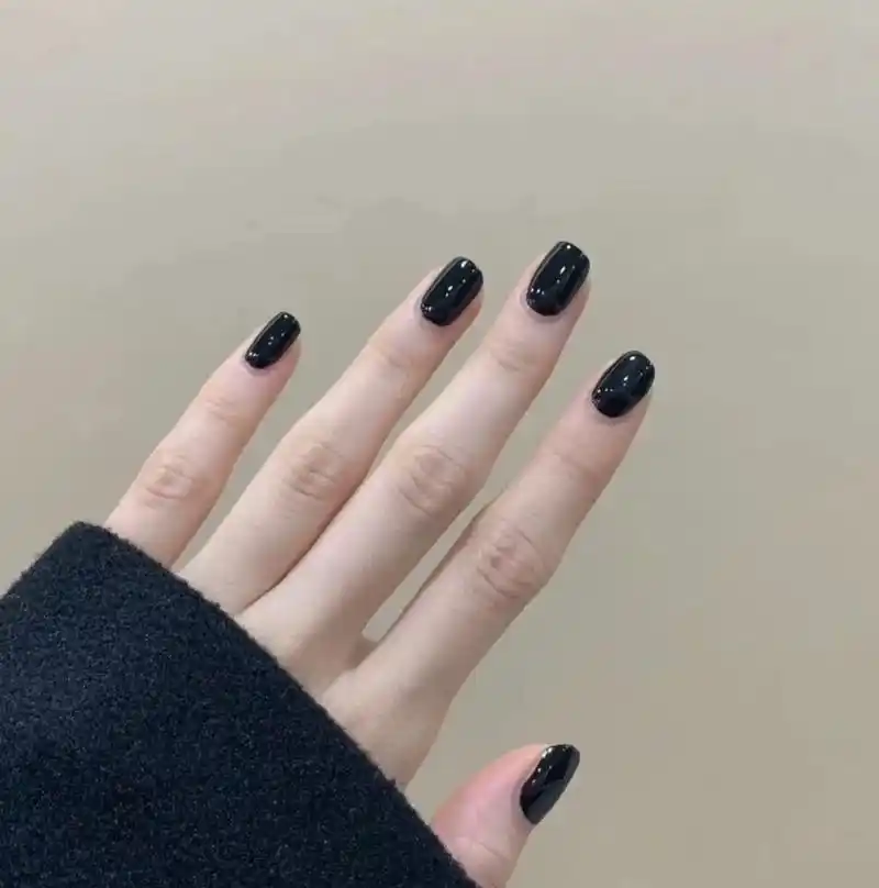 适合上班族的短指甲纯色显白美甲图片 做事不需要人人都理解,做人不