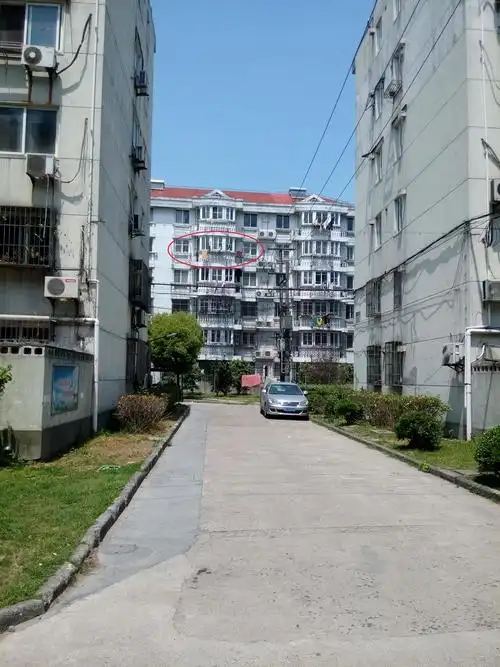 5楼主卧次卧客厅朝南这个路冲是否影响很大如何化解道