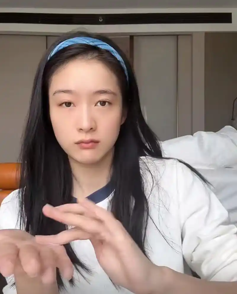 张雪迎晒素颜的样子,眼睛好像刚睡醒的状态,双眼皮也和平时不太一样