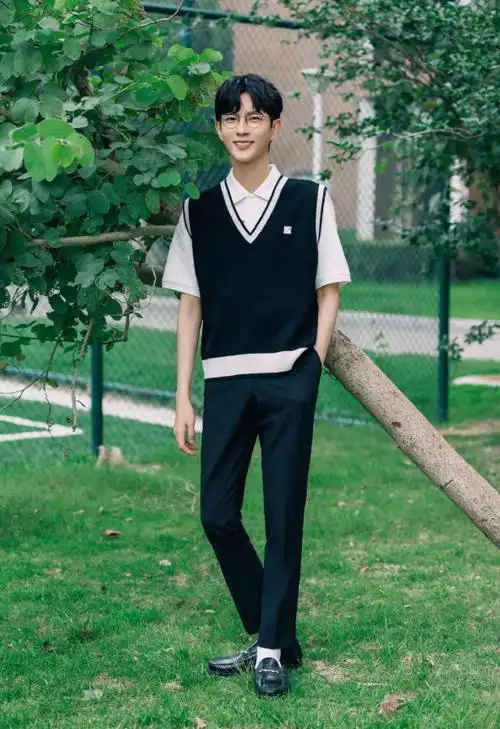 于朦胧综艺造型释出,橘红衬衣元气俊朗,洋溢阳光帅气大男孩