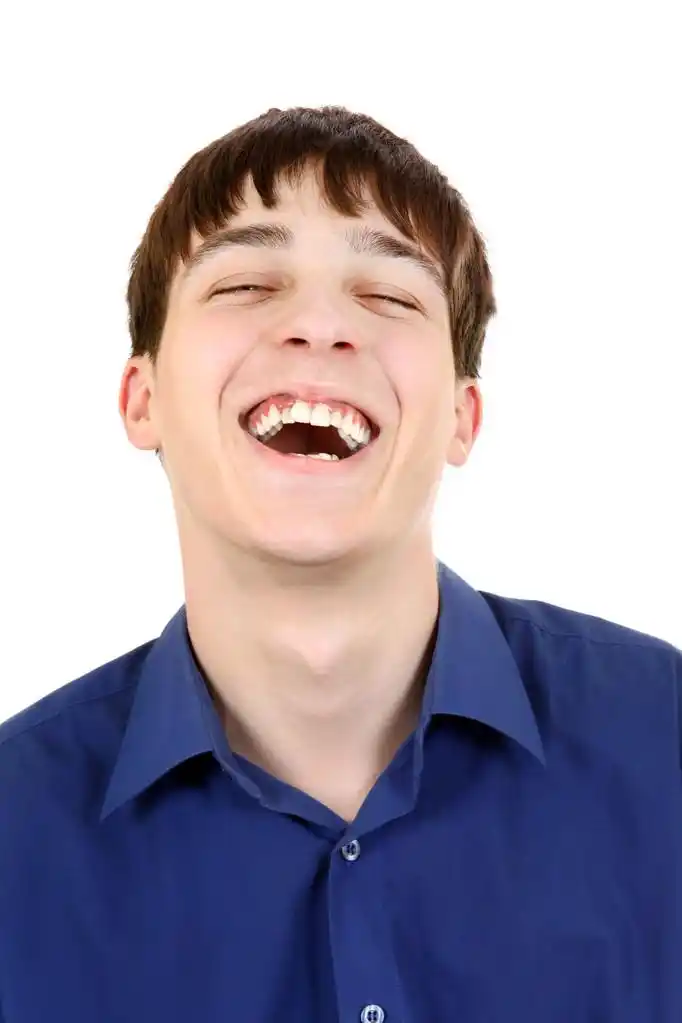 年轻男子笑,快乐少年歇斯底里笑孤立在白色的背景