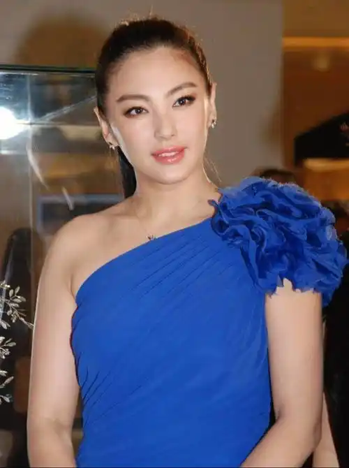 胸大的女星都有一个通病看杨幂就知道了