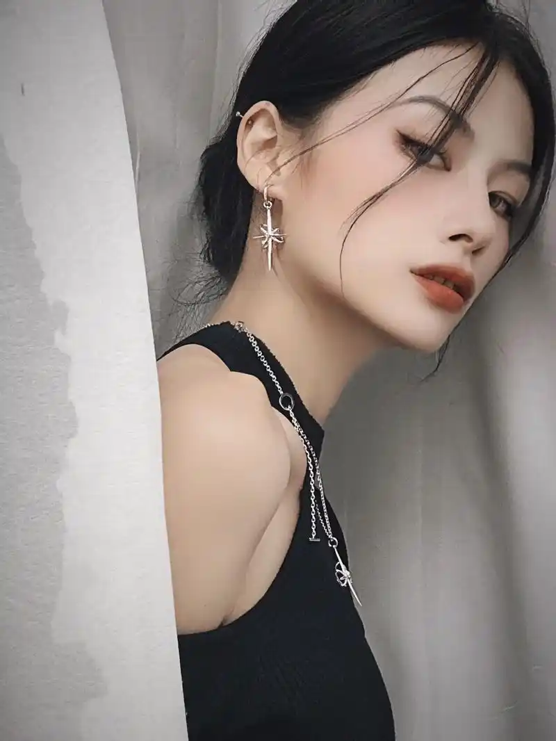 纯欲发型推荐|黑发一定要尝试高颅顶丸子头.#图文热搜词创作任 - 抖音