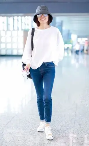 高圆圆用这件最简单的长袖t 就搭出早秋最美look