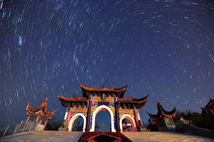 《苍穹南天门》 摄影:段双群《春日》摄影:段双群《万佛洞》 摄影:段