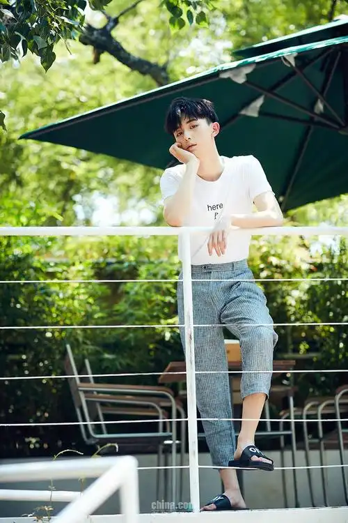 郭俊辰引领初秋chiclook白衣少年清新养眼27
