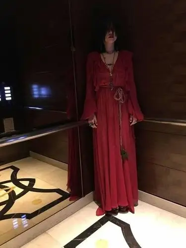 大s小s齐扮红衣女鬼 披头散发吓坏网友