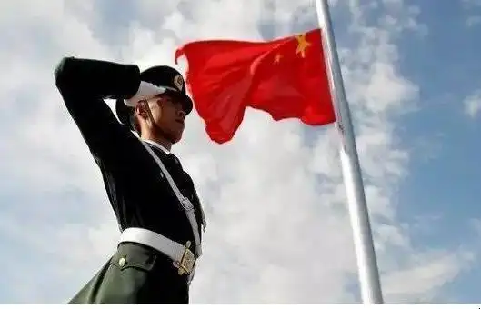 1军人向国旗行礼,列队军人应当自行立正,行注目礼,位于指挥位置的军官