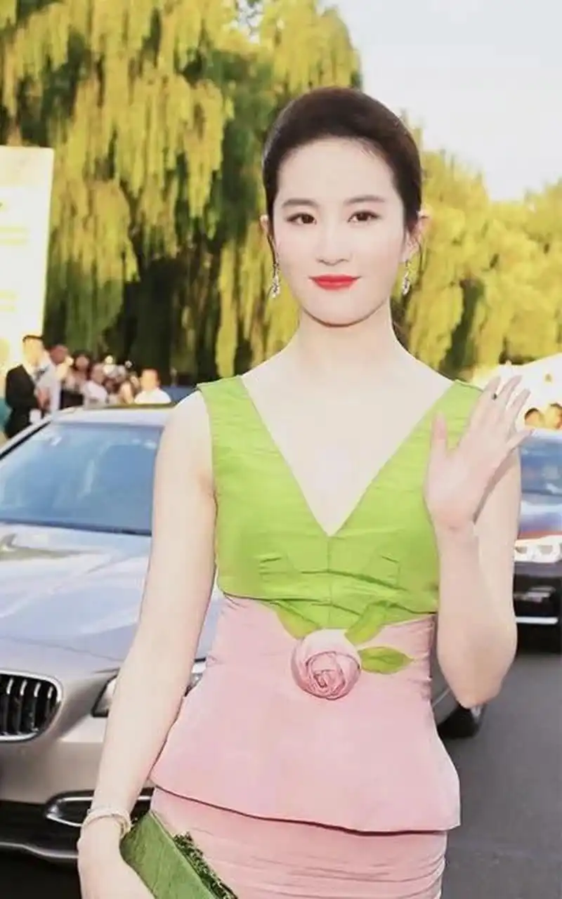 刘亦菲的"寿桃"礼服,其他人敢穿吗?