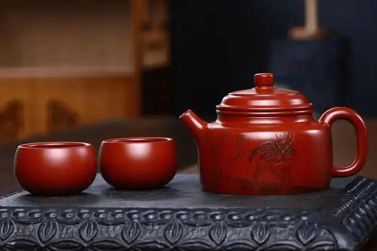 现如今,宜兴紫砂壶以其优越的材质,实用的功能,厚重的文化底蕴被国人