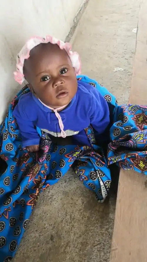 非常可爱的小黑孩,一直就这样瞪着大眼睛看着我.