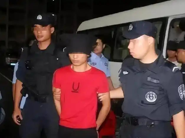 2021年,厦门一租客换灯泡吓得报警,吊顶里竟藏着12年前的秘密