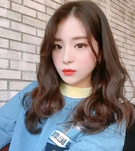 波浪卷中长发图片 气质女神必备款 - 发型图片网