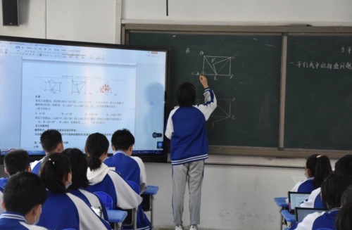 教学效率和效果,使学校推行多年的主体课堂教学模式与智慧课堂相融合