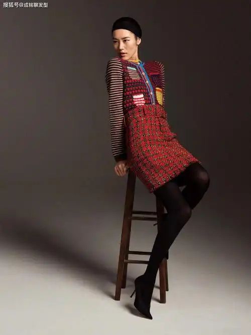 原创刘雯真够花的,经典复古格纹穿搭高级又有范儿,丝袜高跟鞋更显高