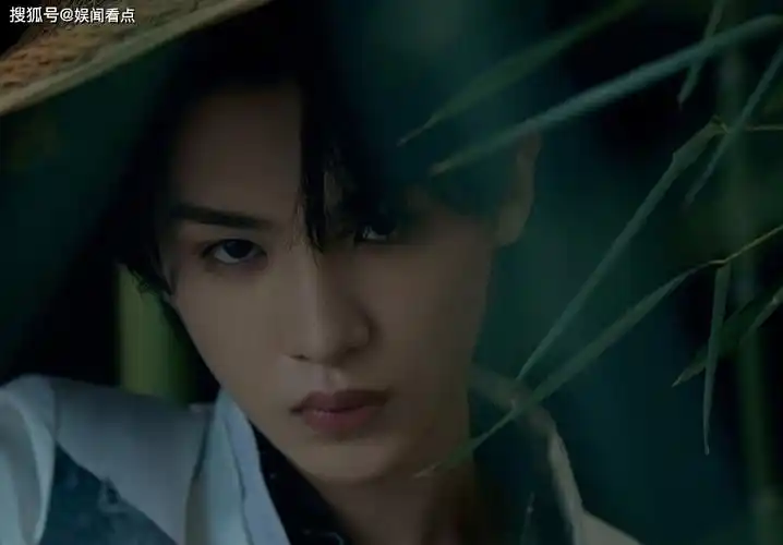 黄明昊九宫格古风照帅气的古风少年