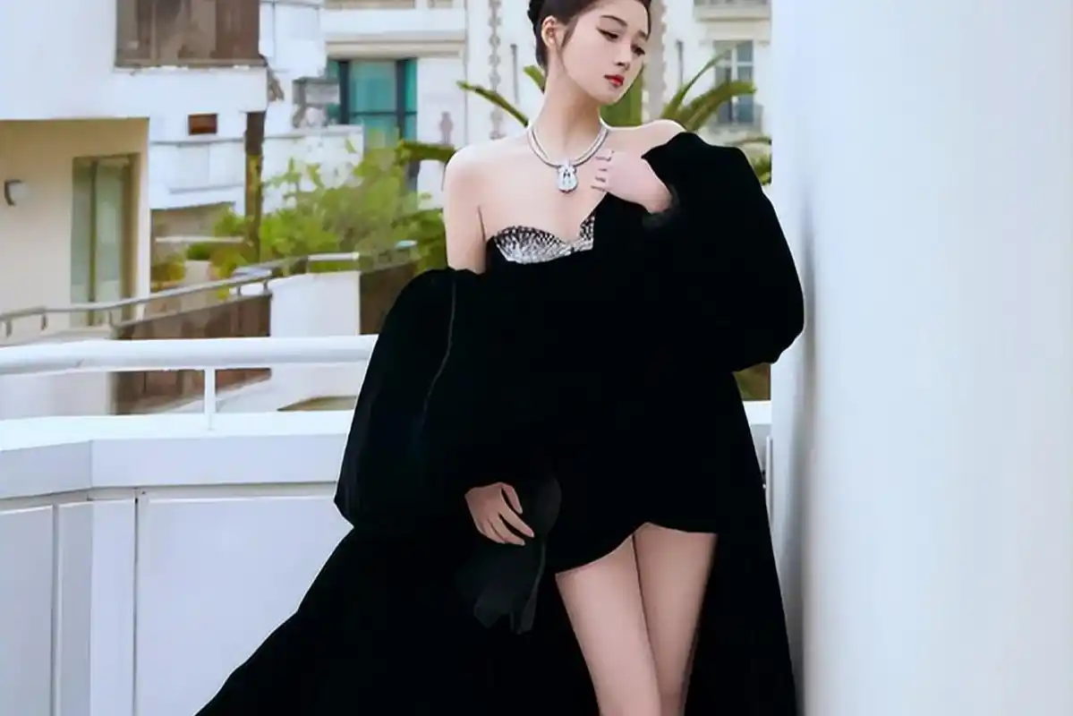 关晓彤亮相戛纳电影节,身着华丽丝绒拖尾长裙,宛如优雅黑天鹅,展现